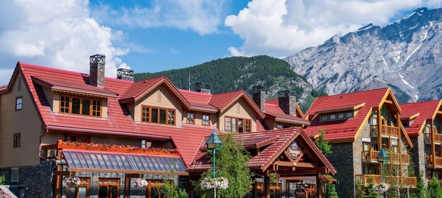 King Suite w/Fireplace & Mountain Views in Banff