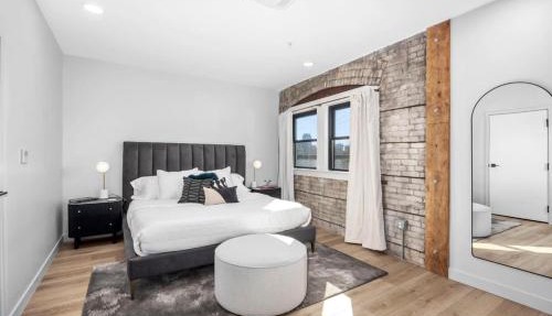 King suite with walking distance to night life in Grand Rapids