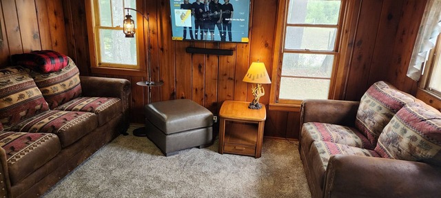 Knotty Pine Cabin: 2 bdrm, gas Fireplace, near great mushroom area & Thumb Lake! in Vanderbilt