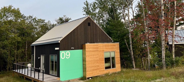 KOTI 9 (Two Bedroom) Traverse City's Scandinavian Cabins, vacation home on TART & mins to Traverse C. in Williamsburg