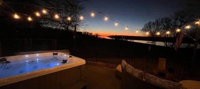 Lake/Beachfront - Private Boat Dock, Hot Tub in Eufaula