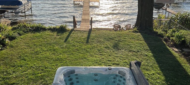 Lake Waubesa 3 bedroom Getaway+HotTub+PrivateDock+GameRoom+SmartTV's+EV charger in McFarland