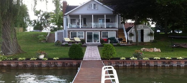 Lakefront home- all amenities & beautiful view. Updated beds/carpet/furniture in Manitou Beach-Devils Lake