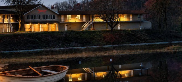 Lakefront 4 Bedrooms - 2 Private Lodge Suites, Sleeps 12, Free Kayaks, Hot Tubs! in Angola