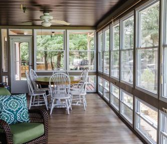 Lakefront 5BR Dock, Kayaks, Hot Tub & Beach in Marion