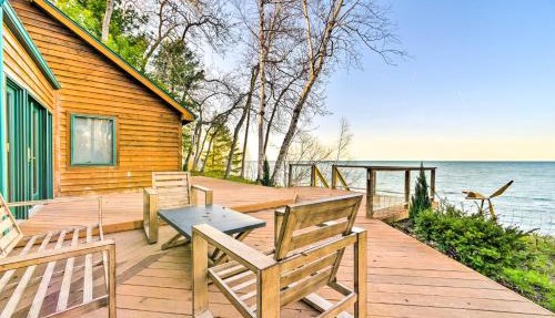 Lakefront Applegate Retreat w/Private Beach! in Applegate