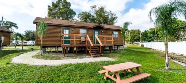 Lakefront Cabin #411, 10mins to Beach/Dog Friendly/Prime Location/BOOK TODAY in Seminole