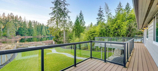 Lakefront Gem: Balcony, Fire Pit & Yard in Everett in Everett