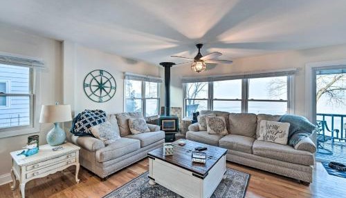 Lakefront Home w/Gorgeous Sunsets, Kayaks, & Pier in Fort Atkinson