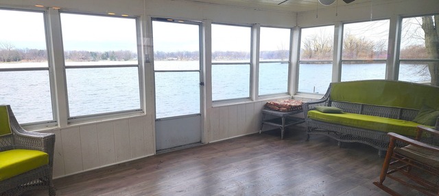 Lakefront home w/Sunroom beach, kayaks, dock and laundry. 4 bd. Pet Friendly! in Coldwater