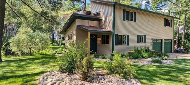 Lakefront Lodge w/hot tub, fireplace & fire pit in Schofield