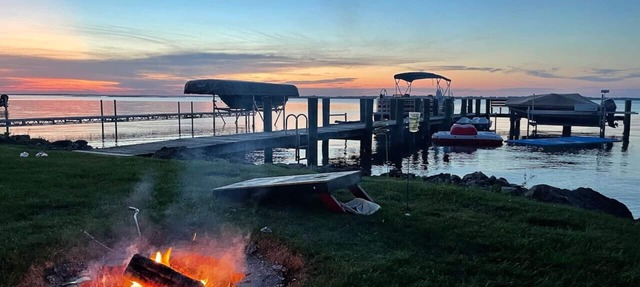 Lakefront! Private Dock! Water toys! Sleeps 14! in Winneconne