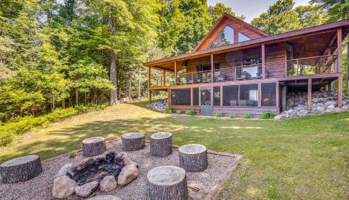 Lakefront Townsend Cabin w/Fire Pit, Private Dock in Townsend