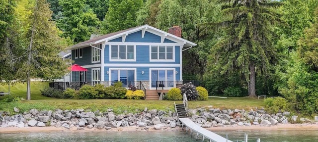 LakeHaus Vibes + Hot Tub in Traverse City