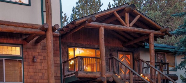 Large cabin with hot tub in Bend