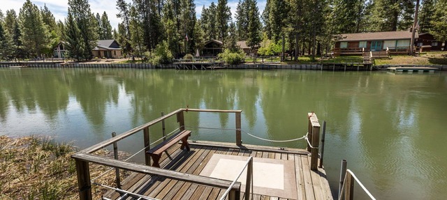 Large Riverfront Home, Private Dock, Fire Pit in Sunriver