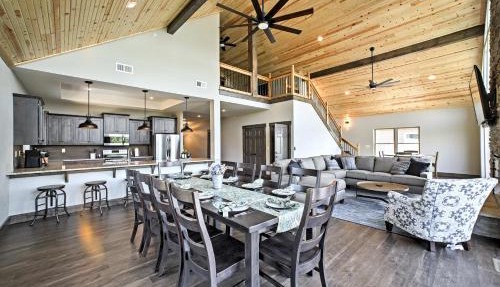 Lavish Retreat w/Decks, Steps to Table Rock Lake! in Lampe