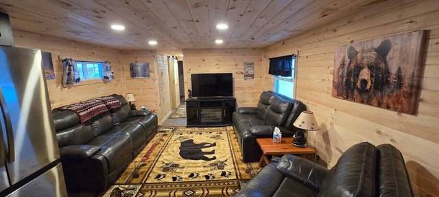 Lazy Bear Lodge-Adventure & Relaxation for You! in Shingleton