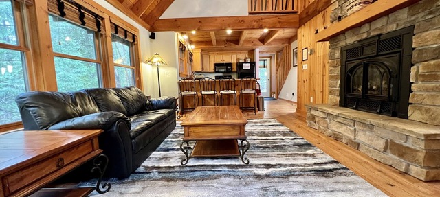 Le Petit Chalet, surrounded by nature, walking distance to Lake Superior & beach in Bayfield