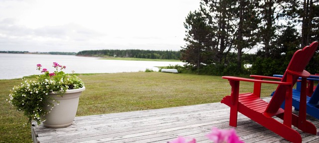 Lenrose Cottage. Waterfront in Brackley Beach. Close to National Park Beaches in Brackley Beach