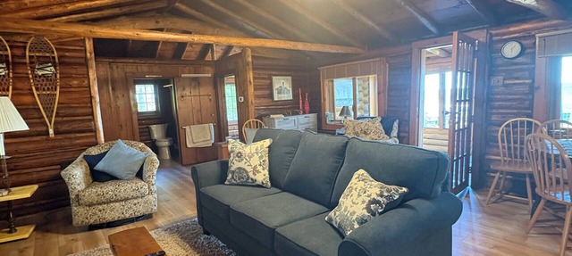 LogginOut Cottage 3-bedroom cottage in tranquil Au Gres with lots of sandy beach in Au Gres