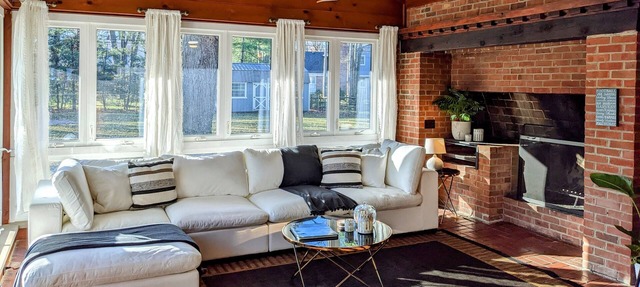 Lots of space (3200 sq ft), huge park like setting, and Amazing Location!!!! in Toledo