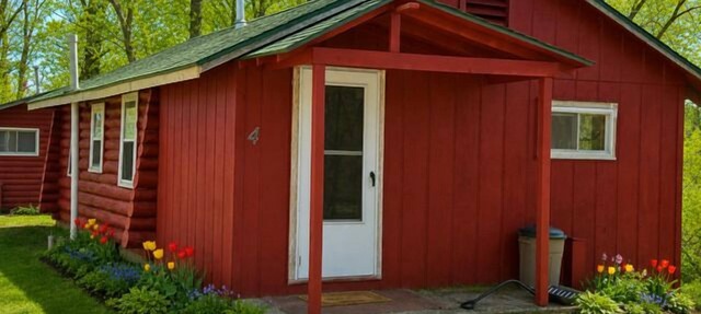 Lovells Riverside Cabin #4 has been a longtime favorite for good reason—peaceful surroundings, gorgeous forest views, and scenic river views. Plus, you’re only moments from local essentials. in Grayling