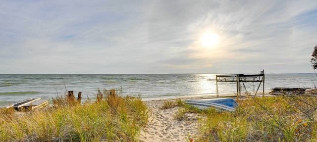 Lovely Au Gres Cottage w/Hot Tub: Walk to Beach! in Au Gres