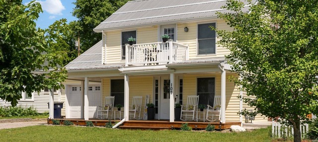 Lovely Bellaire home across from park with beach, walk to Shorts, spa, fun games in Bellaire