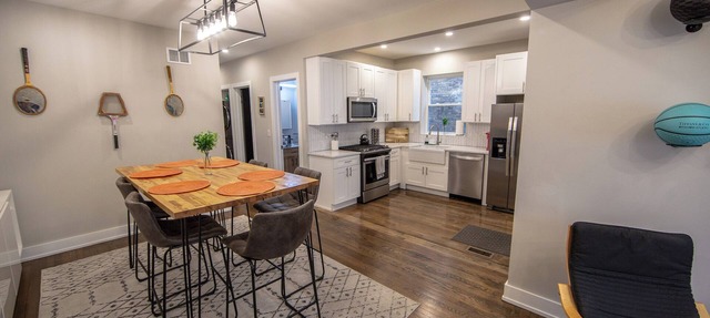 Loyola Lookout – Sporty 3BR Apt Steps from Loyola & Lake w/Free Parking in Chicago