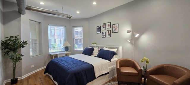 Luxe Loft vibe with King Suite - 4BR 3Ba in Chicago