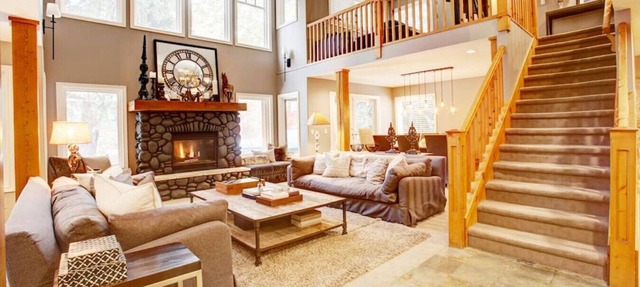 Luxury 5BR Home:Sleeps 10, Private Hot Tub, Fireplace-Near Vill w/Free Parking in Whistler