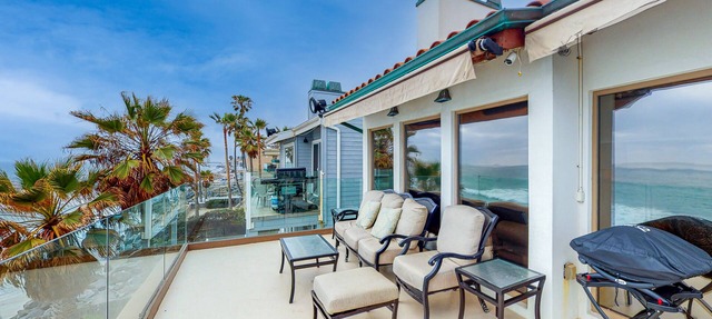 Luxury Beachfront Getaway - Main House in Oceanside