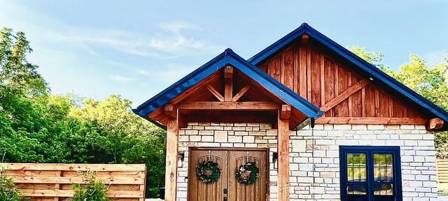LUXURY COUPLES CABIN! Caveside Cabins in Creola