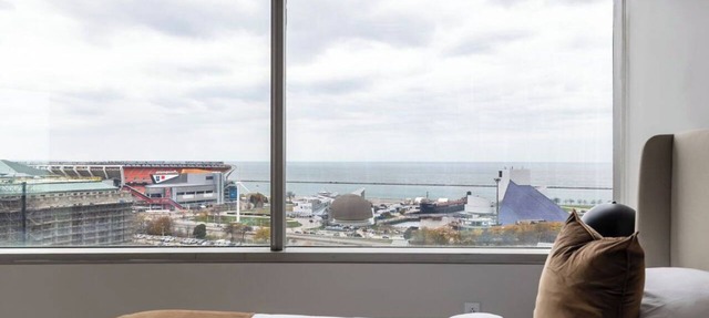 Luxury Downtown King Bed With Views of Lake and Stadium in Cleveland