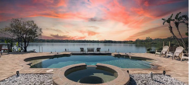 Luxury Hideaway - Lakefront - Mini Golf, Pool + More! in Seffner