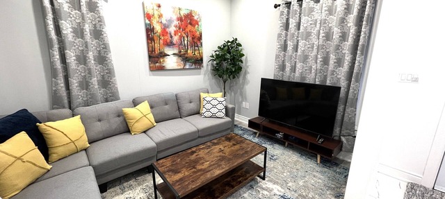 Luxury Home Steps to Falls - EV Charging Facility - Fits 12 in Niagara Falls