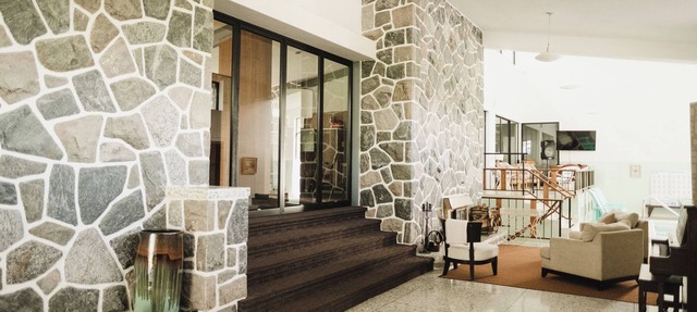 Majestueux Manoir Avec Piscine Intérieure in Saint-Paul-d'Abbotsford