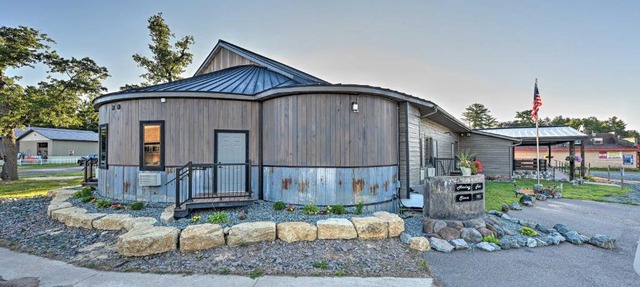 Massive Hatfield 'Loon Lodge' w/Roller Rink in Hatfield