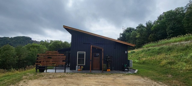 Mee Mee's Cabin Retreat- River, nature, small town, Hot Tub in Genoa