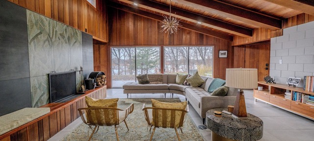 Mid-Century Haven with Private Lakes and Endless Views in Erhard