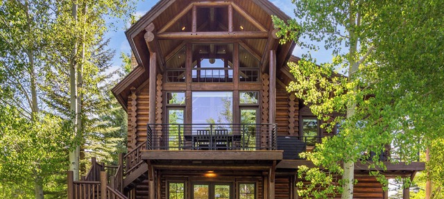 Modern cabin with private hot tub, mountain views, expansive deck & arcade game in Victor