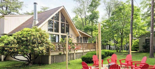 Modern chalet w/hot tub, fire pit & porch in Hedgesville