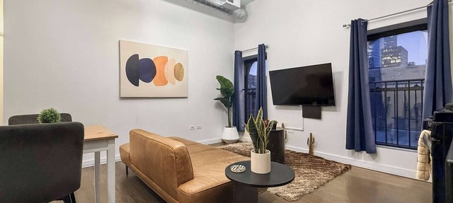 Modern Comfort: 1BR Unit w/Laundry in Chicago