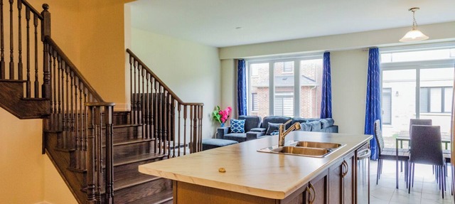 Modern Comforts: 4 Bedroom Family Home in Thorold | 20 Min to Falls in Thorold