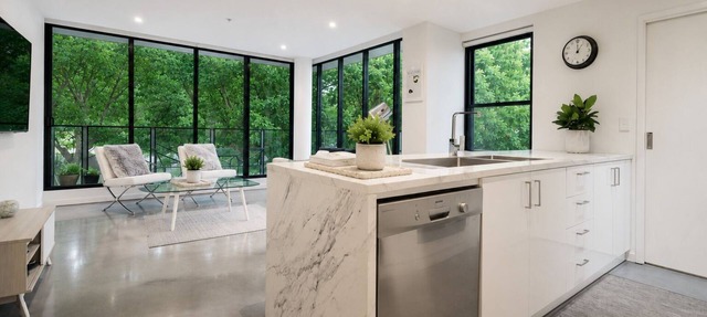 Modern Docklands by Ready Set Stay with parking, linen, gym, and pool in Docklands
