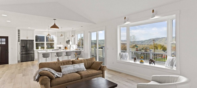 Modern Elegance, Open Concept, Peaceful, Luxurious.Traveler's Sanctuary! in The Dalles