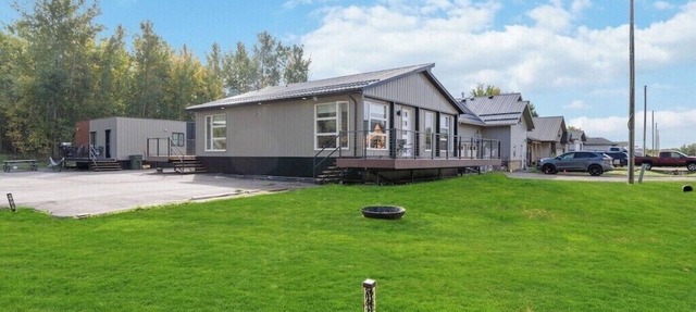 Modern Home and guest house in peaceful location. in Alberta Beach