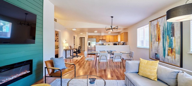 ★ Modern LUX 4 bdrm - Near Mall, Boeing, Paine Field & Eateries! ★ in Everett