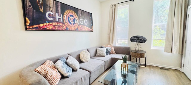 Modern& Spacious 2BR with Garage Parking in Chicago's Prime Neighborhood in Chicago